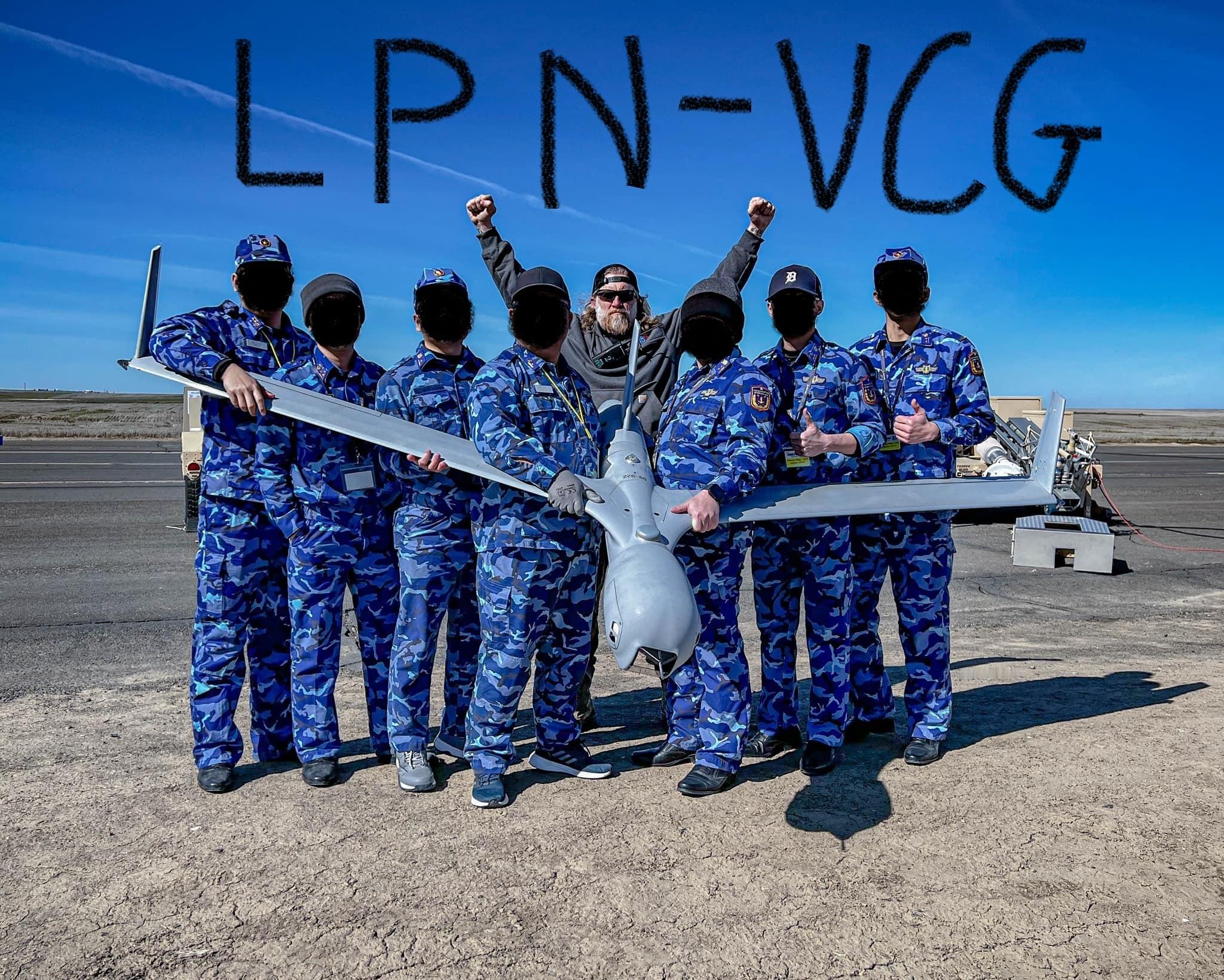 越南海警在美国接受扫描鹰小型无人机培训的照片。美国国防部在2019年对外公布的信