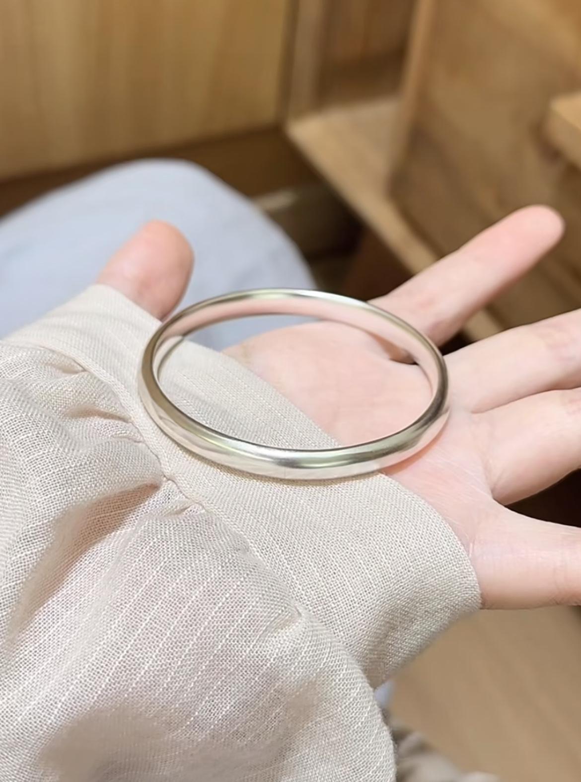 今天才知道，银镯子居然也成了我高攀不起的东西！1月26日发了工资想犒劳自己，一查