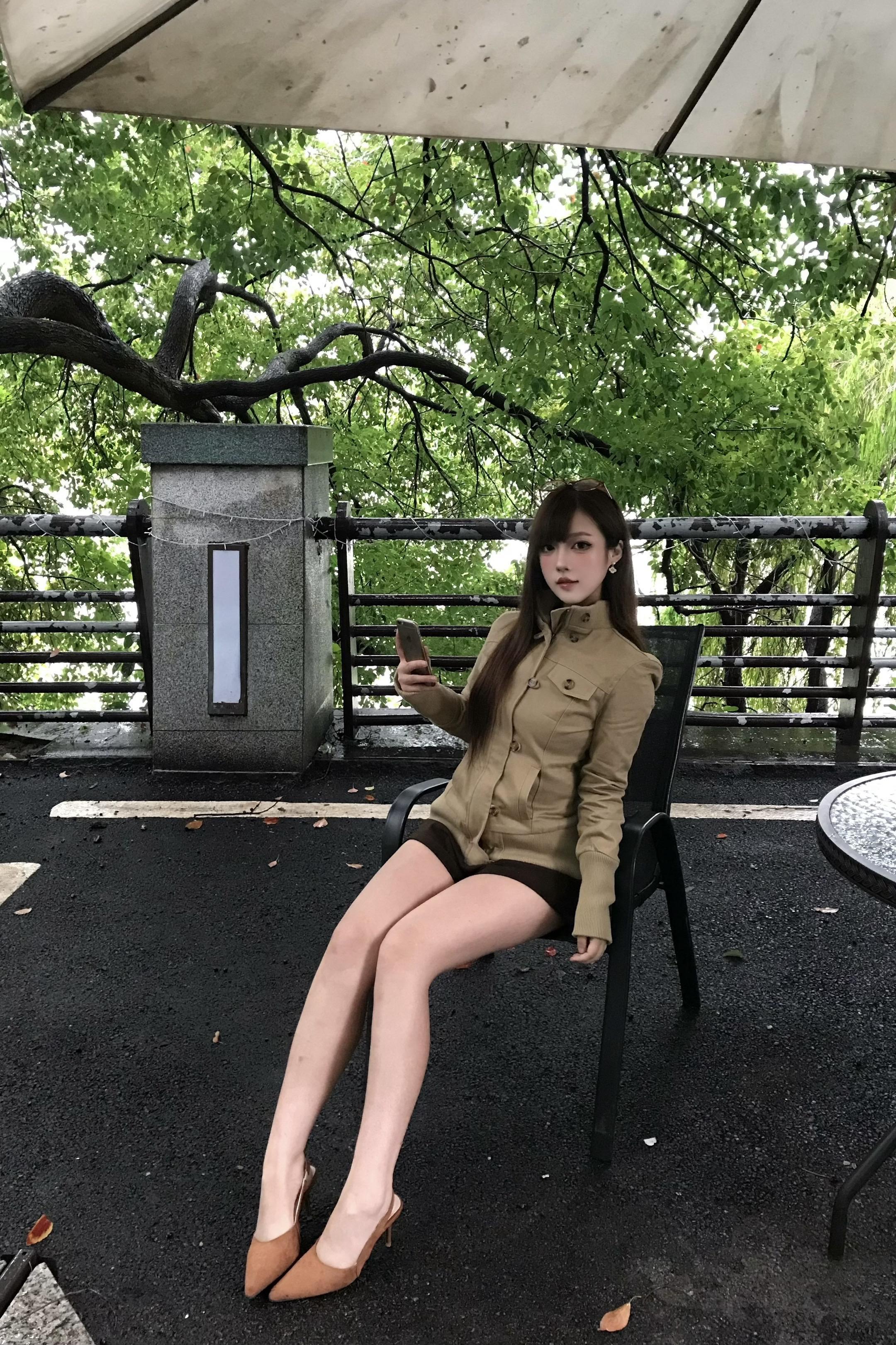 今年秋天落在我肩上的会是落叶还是你的外套