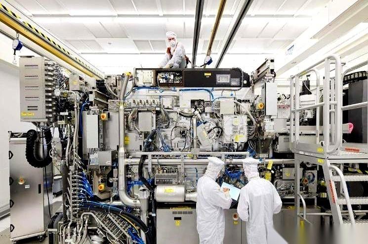 我跟你说，最近半导体圈有件特好玩的事儿。
光刻机那家巨头，阿斯麦，听说现在开会都