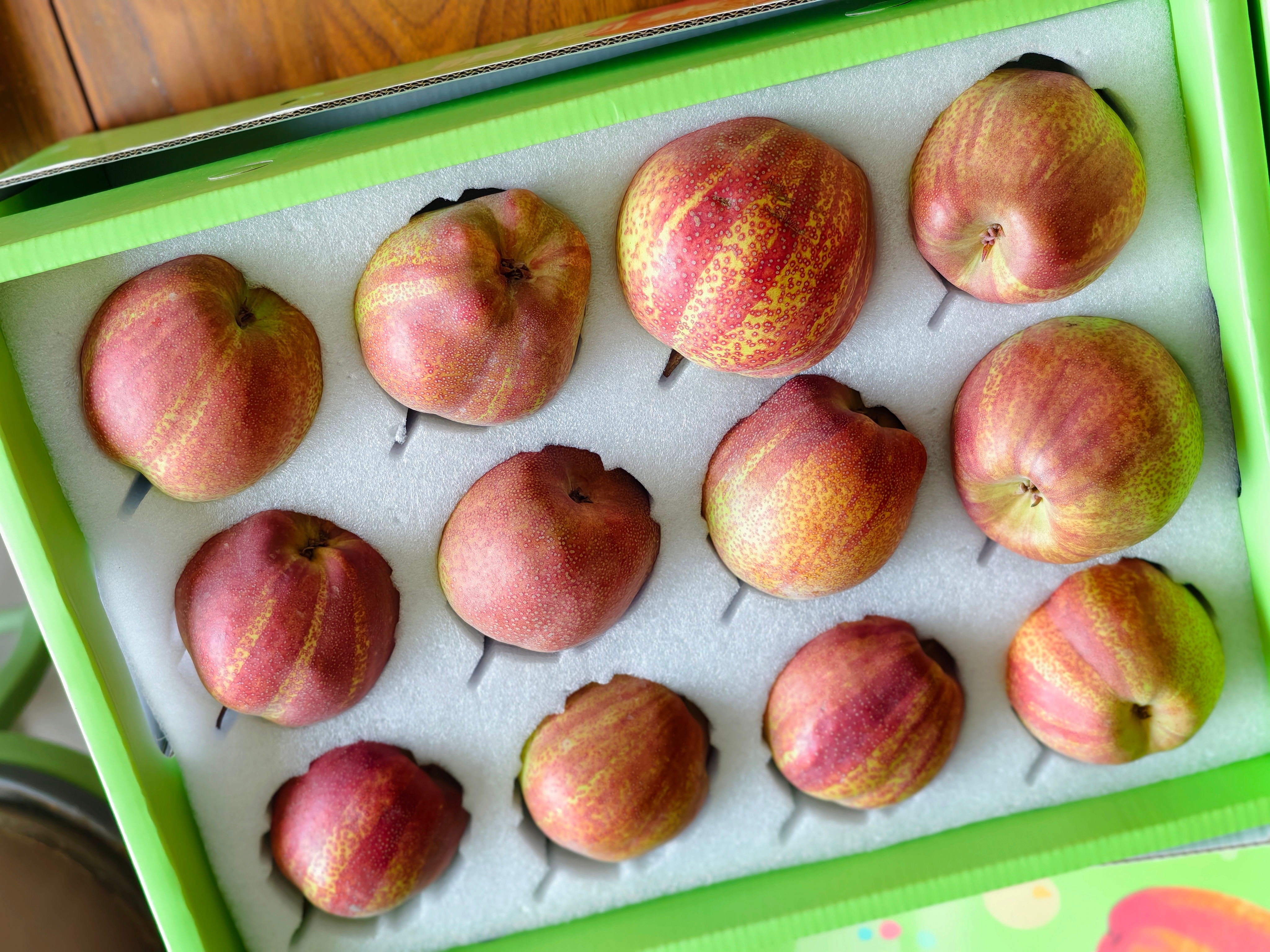 再来尝尝这两款新鲜时令水果！1️⃣ 新疆戈壁彩虹梨🍐果皮自带漂亮的彩虹渐变色泽