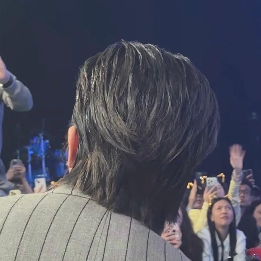 离蔡徐坤的小脑袋瓜很近😄 