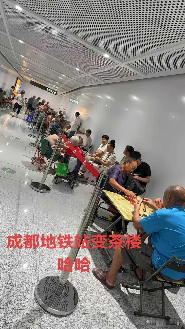 实在看不下去了！地铁站变成了娱

乐场所！是社会包容性太强，还是

道德无底线？