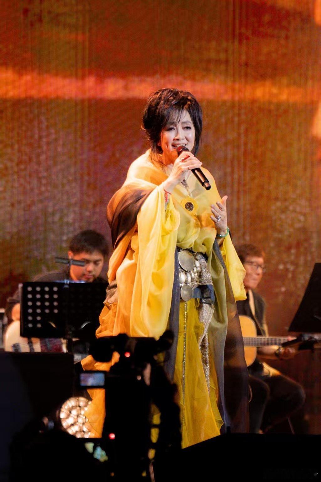 歌手排名齐豫月度第三名歌手2026用心重组两首时代金曲，齐豫舞台表现力拉满，收获