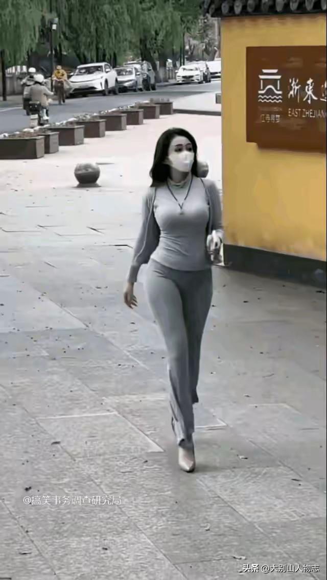 孩子她妈总喜欢这么走路，我说了好多次，她就是不听。我说：你走路就路嘛，四平八稳的