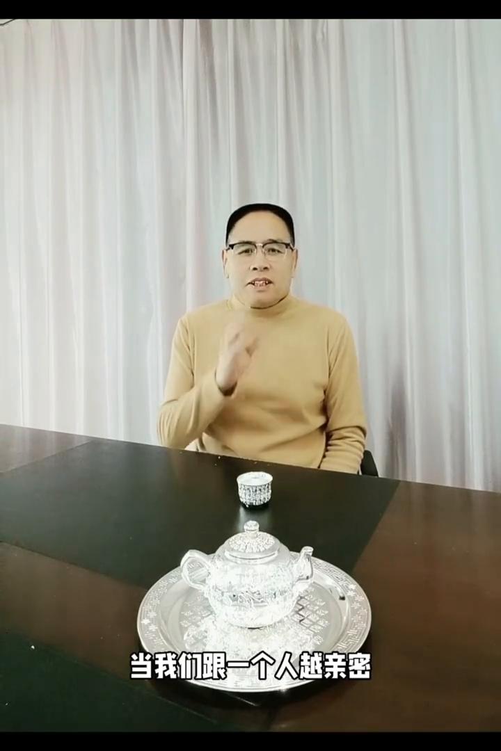 跟一个人越亲密就越容易产生厌恶。
从心理学上来讲，那些让你厌恶的人是在帮助你，他