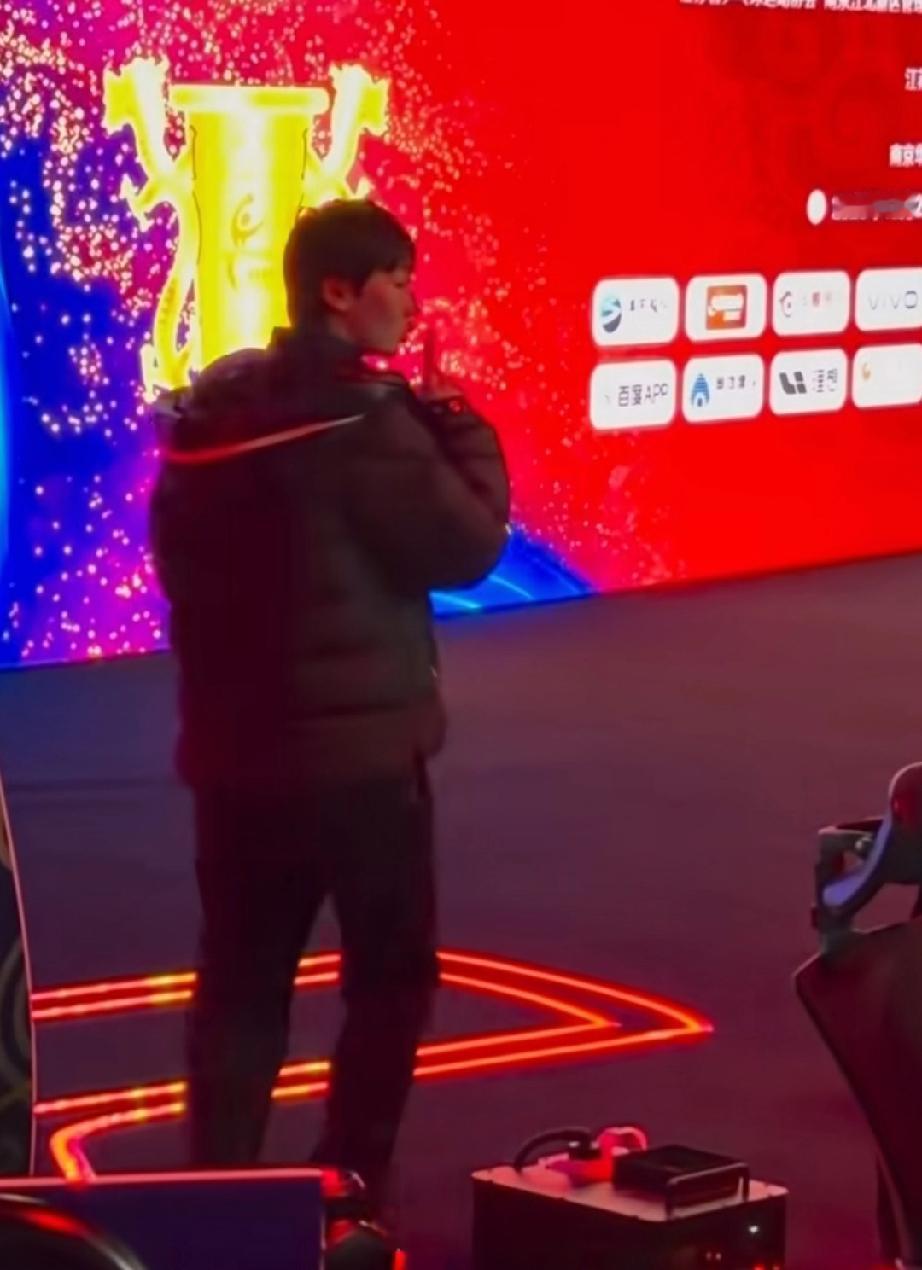 王曼昱真的有在努力管理球迷！
南京乒超联赛总决赛，山东鲁能俱乐部对阵华东理工大学