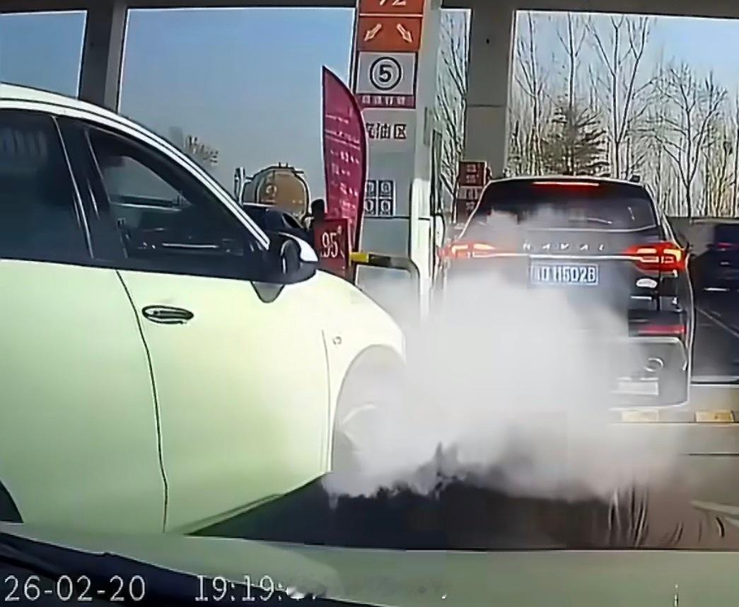 女子在加油站人肉插队躺后车引擎盖 给我气笑了………法律为什么这些年一直在完善，就