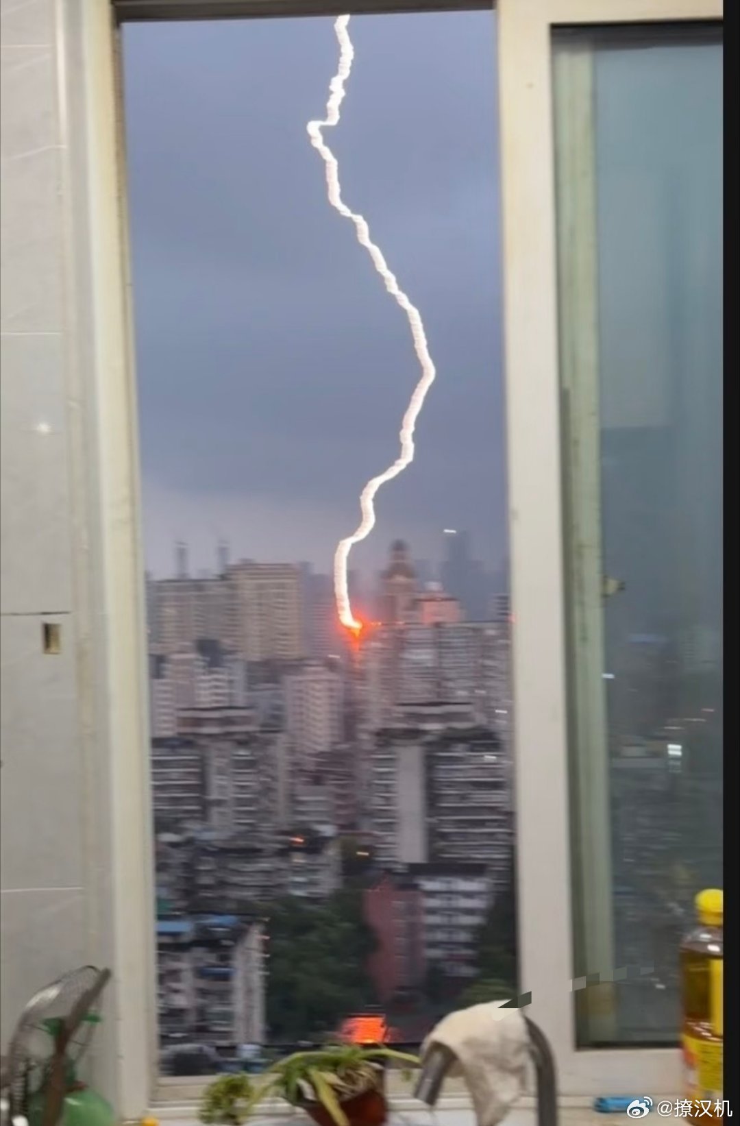 湖北龙卷风武汉的惊天雷，天雷，这通天修为好可怕 