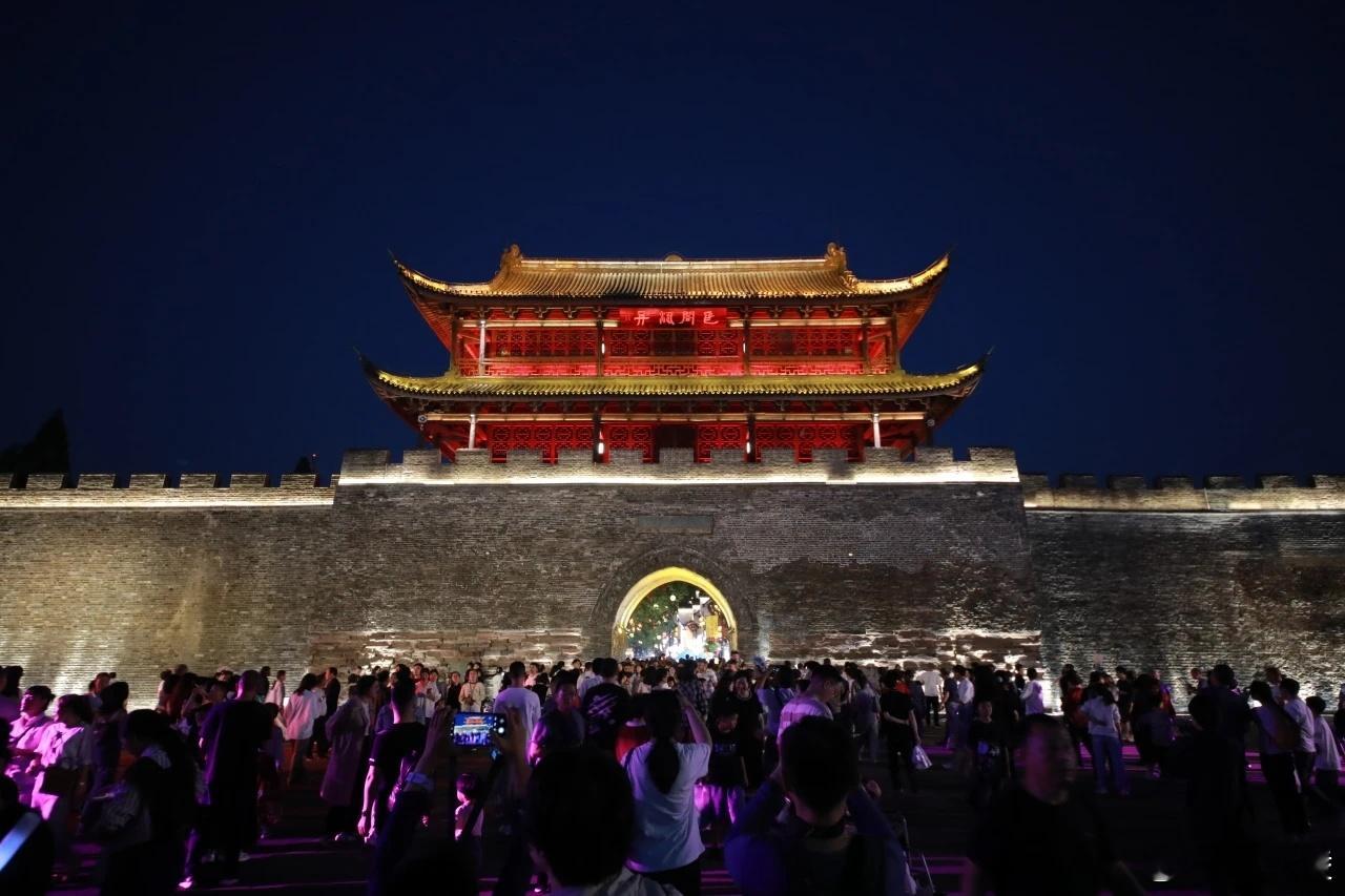 衢州古城 提到古城，你会想到什么？是青砖红墙的建筑，还是金戈铁马的沧桑？不不不，