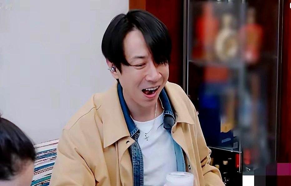 “董璇要是再要一个，八成还是闺女。”

这句话在热搜里飘了一上午，比任何官宣都扎
