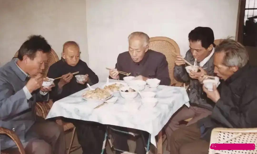 1960年4月下旬，陈丕显回到阔别多年的福建家乡。一路上，他每到一地都要查看农民