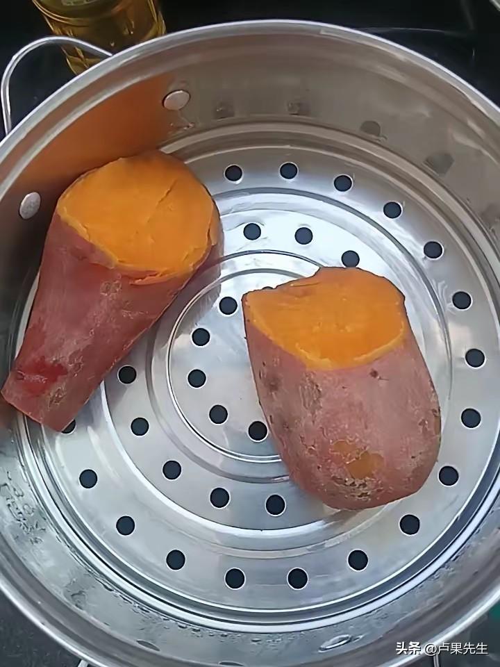 我特别爱吃蒸红薯，一开始吃，只是想着帮助润肠通便、顺带控体重。
吃久了才慢慢了解