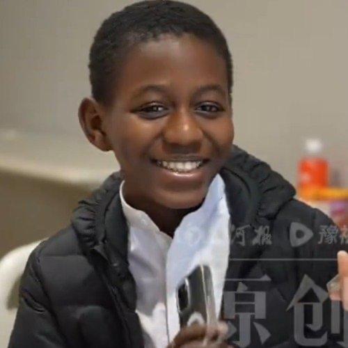 科特迪瓦的14岁男孩玛玛鲁，在车祸后经历了4年的绝望求医。右下肢伤口反复溃烂、关