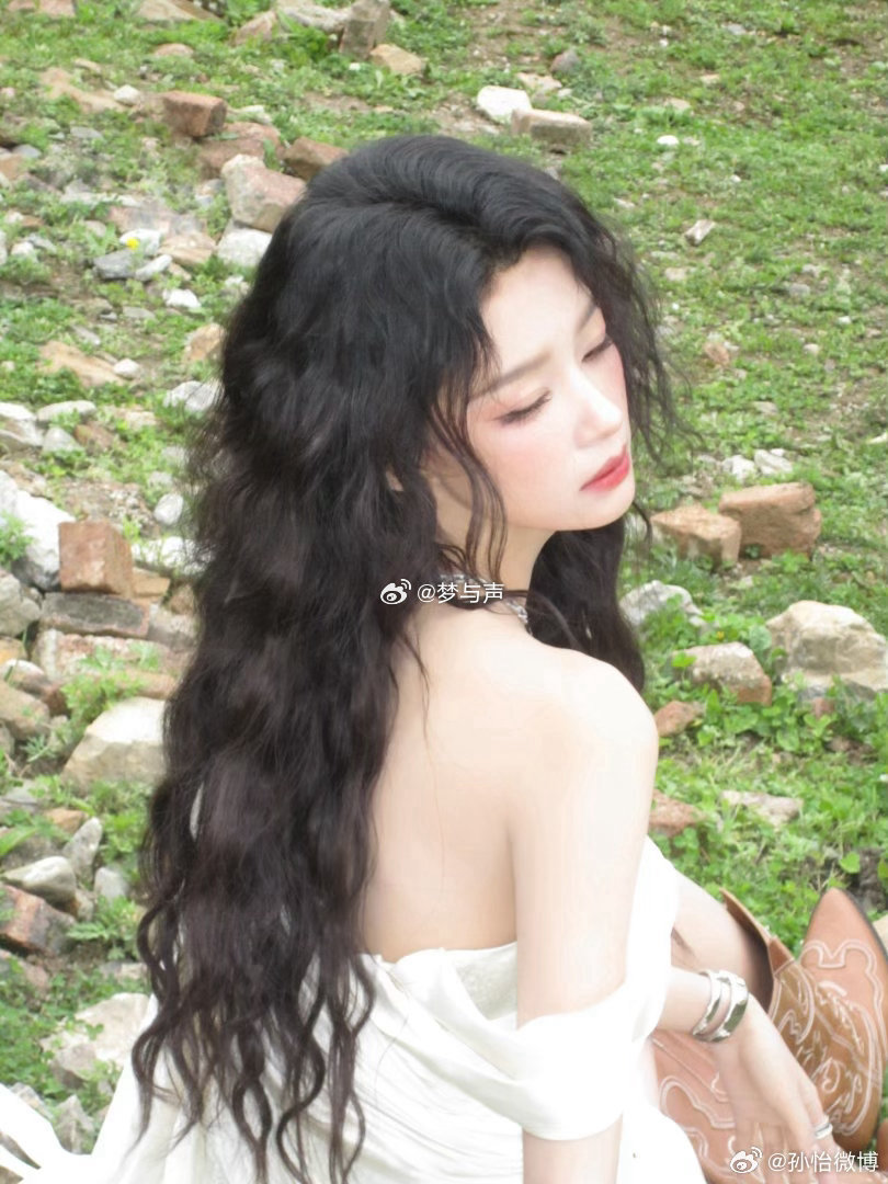VOGUE出发图 这组VOGUE出发图美到心坎里，孙怡一袭白裙轻盈梦幻，牛仔靴增