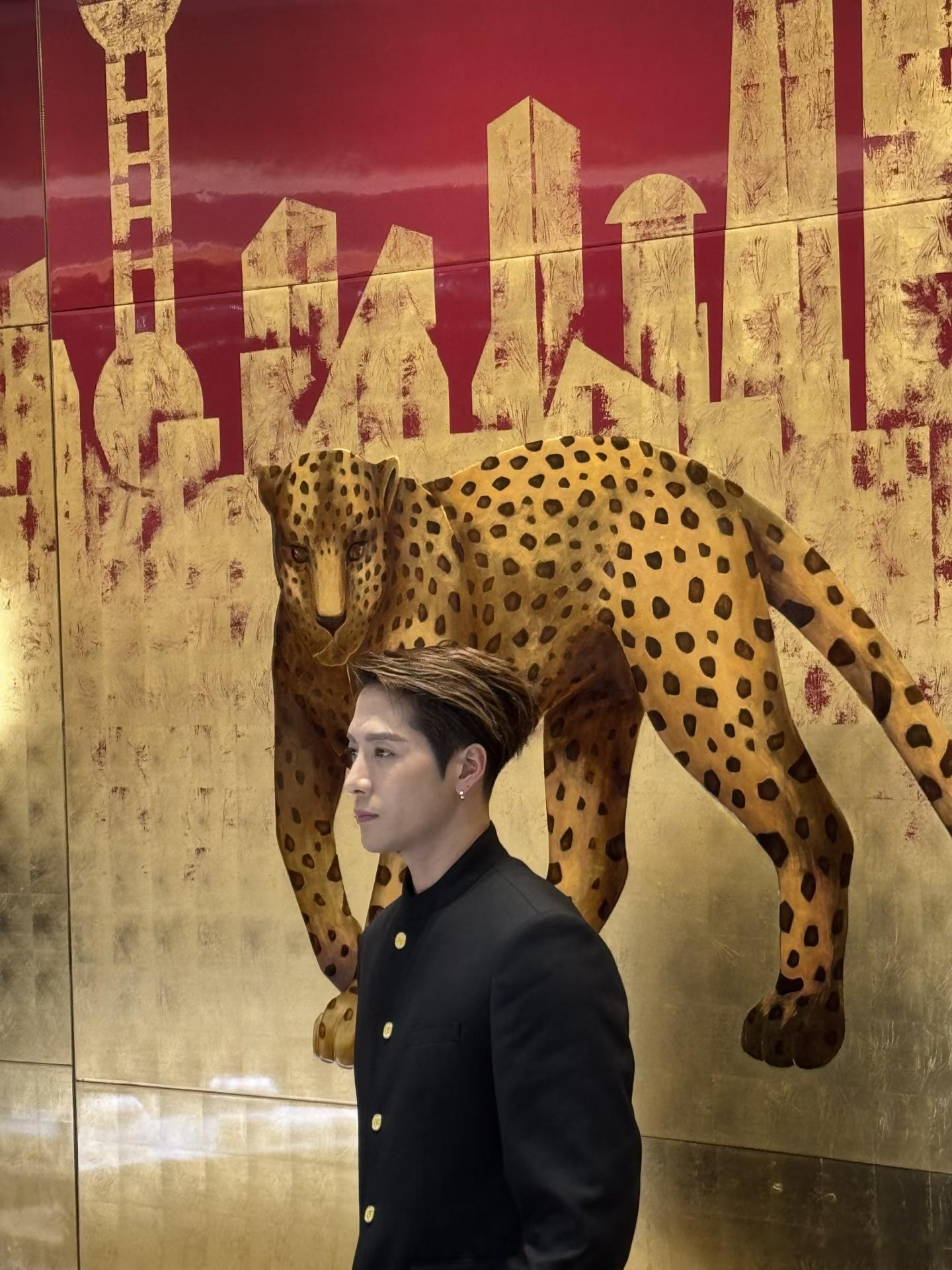 老公气场比后面的豹子还强😙王嘉尔