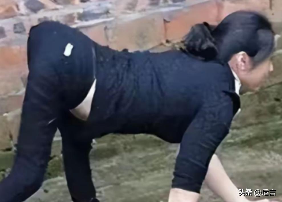 [微风]2009年，山东一名靠爬行维持生活的女子，在24岁时嫁给了一个46岁的单