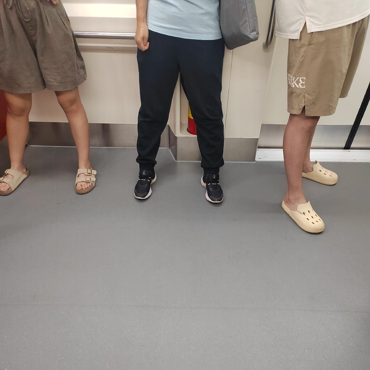 早上地铁全是香水味味道，我鼻子对这些气味还过敏了，一进地铁或者有美女进来，我就打