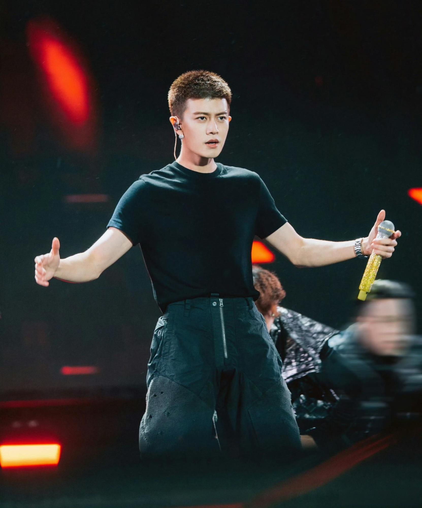 任嘉伦 ❤️𝗙𝗮𝗹𝗹 𝗜𝗻 𝗟𝗼𝘃𝗲☆·你早已住进心底，不问