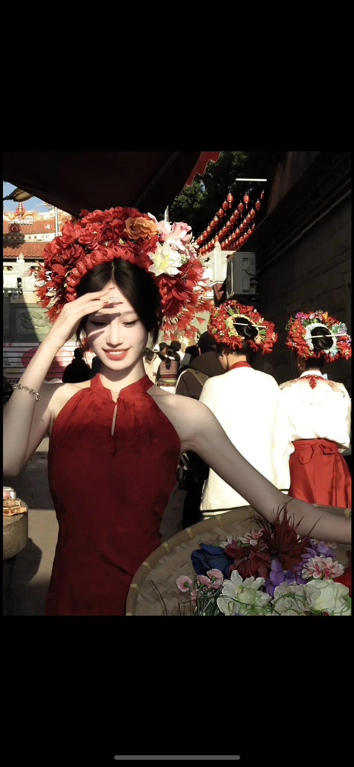 大家沈醉对芳筵，愿新年，胜旧年。