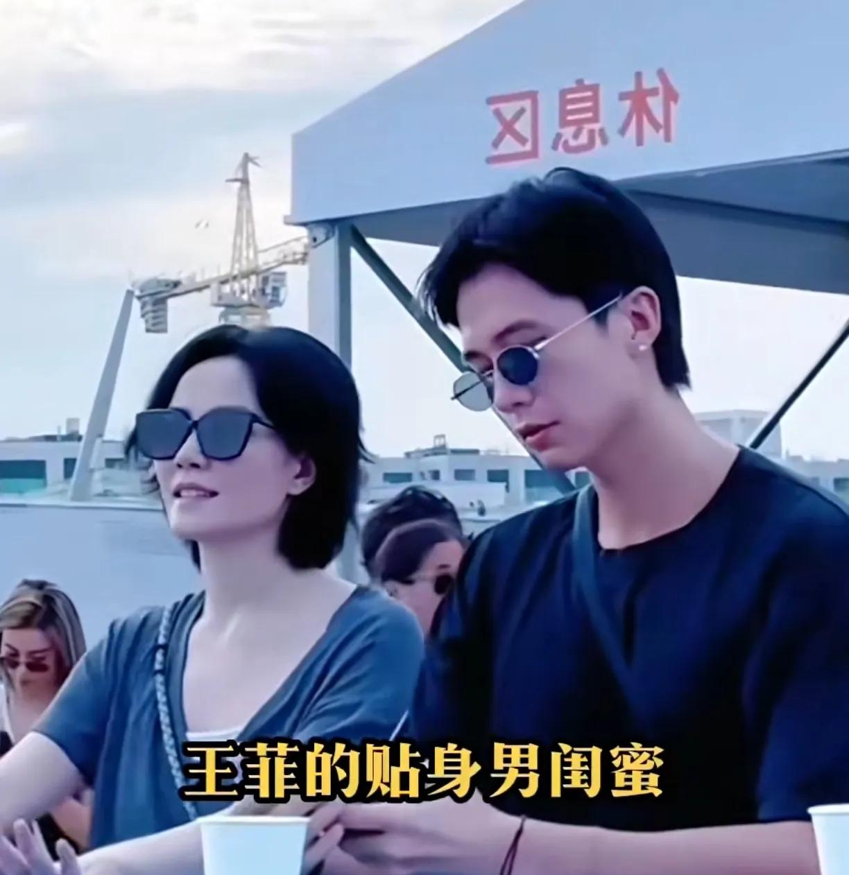 这个男人名叫瑞恩，王菲的贴身男闺蜜，江湖地位不输谢霆锋，更离谱的是他的身份起点，