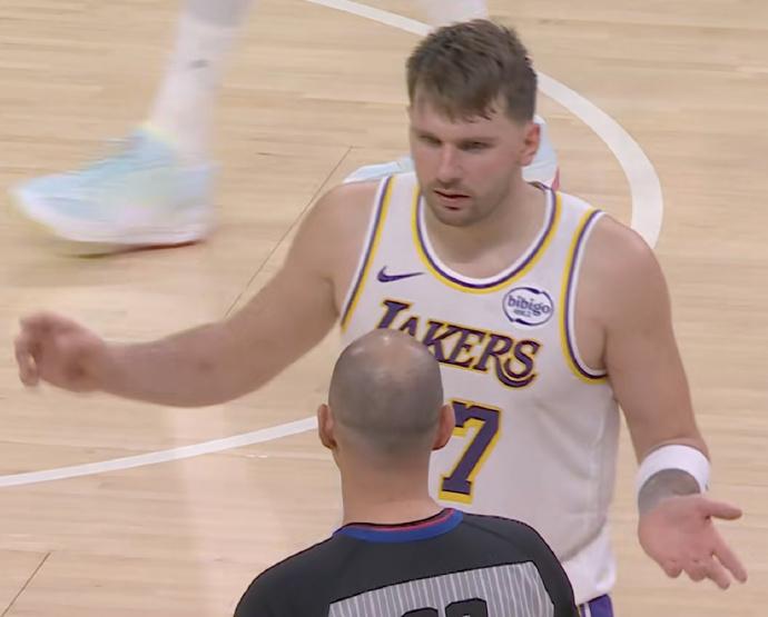 惨败！湖人被火箭打爆了！

东契奇25分7助攻5篮板，詹姆斯18分5助攻2抢断，