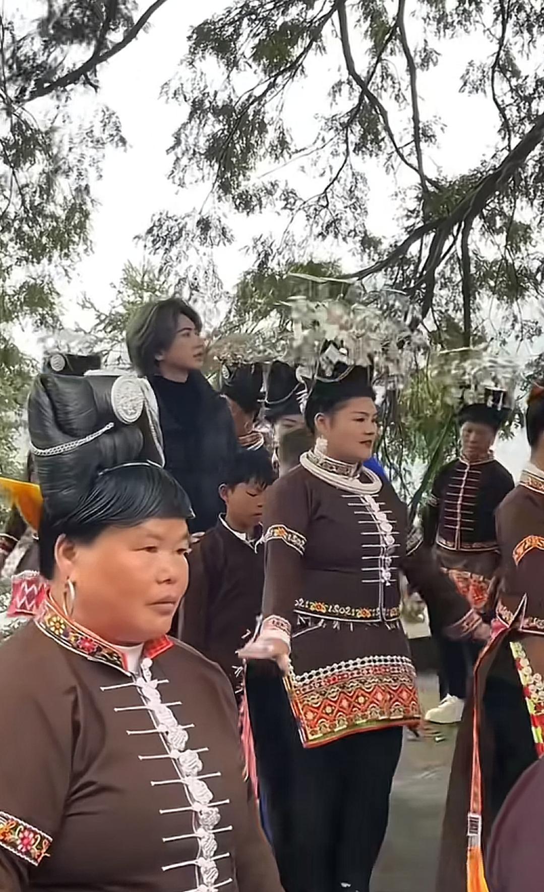 最近蔡徐坤到贵州参与公益活动的画面，看着特别暖心。镜头里他穿着简单的黑色外套，和