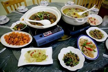 我表哥在城郊开了五年农家乐，去年关门了。我问他为啥，他叹口气说：以前周末院子停满