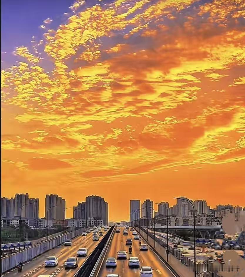 夕阳下的城市，车流如织，美不胜收！