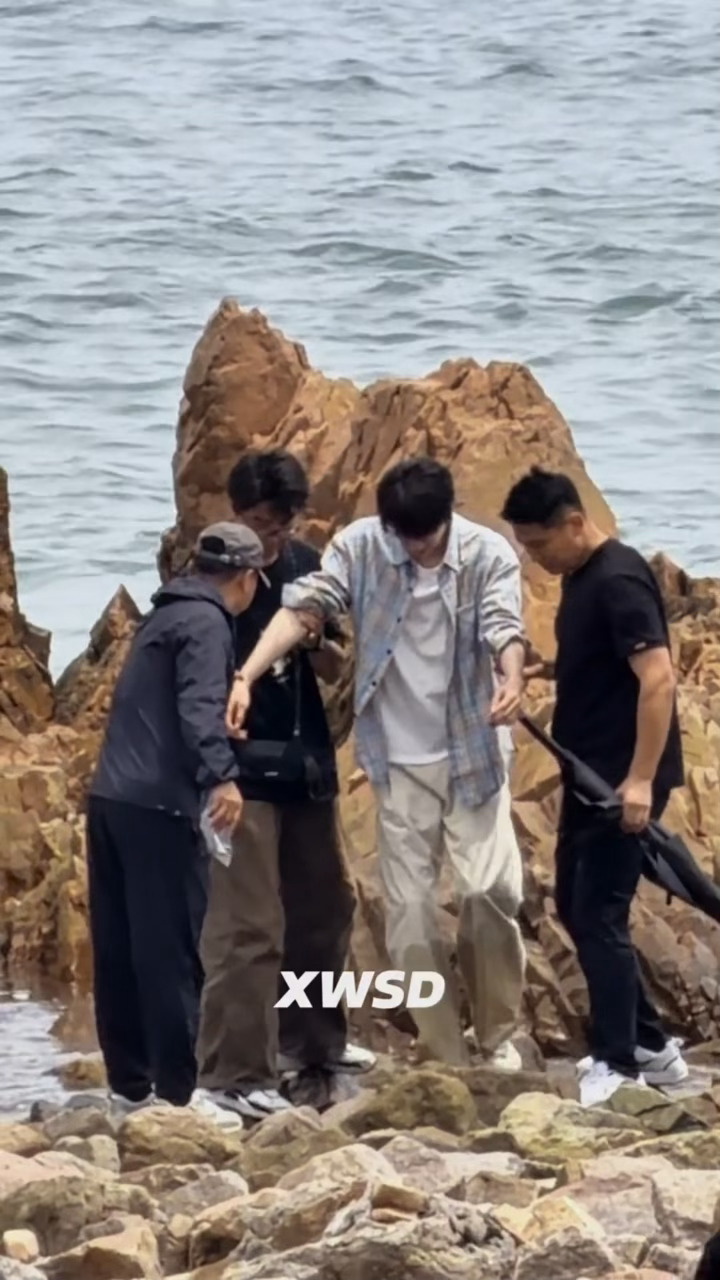 二旬老人艰难前行...林一宋逢夏