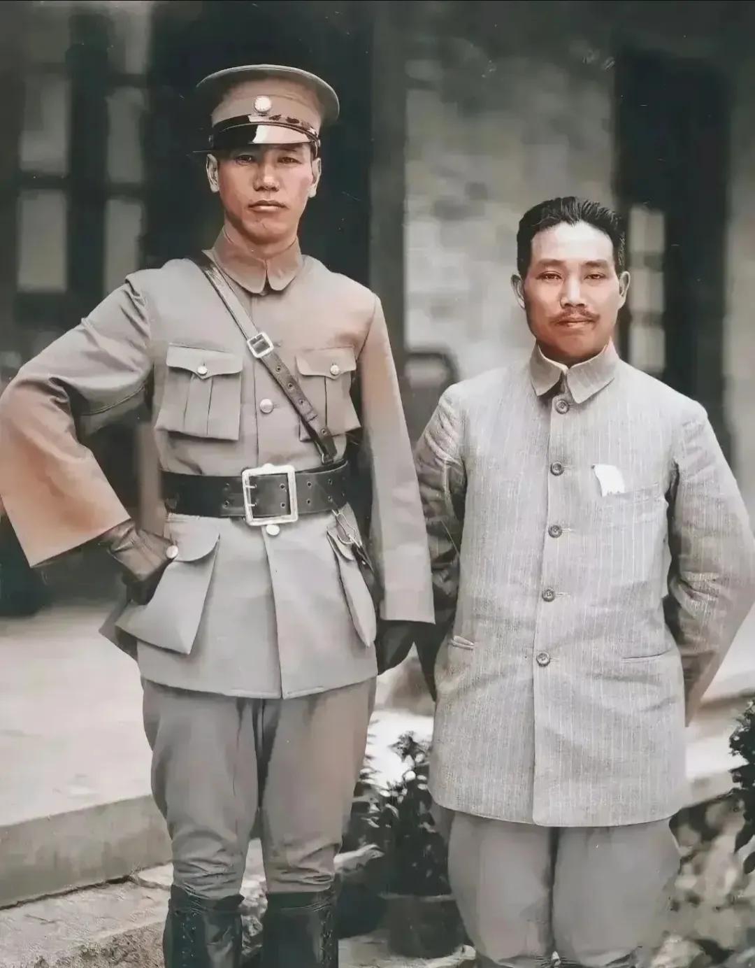 1926年，北伐期间的蒋中正，一张罕见的合影，镜头中的他一身戎装，看起来踌躇满志