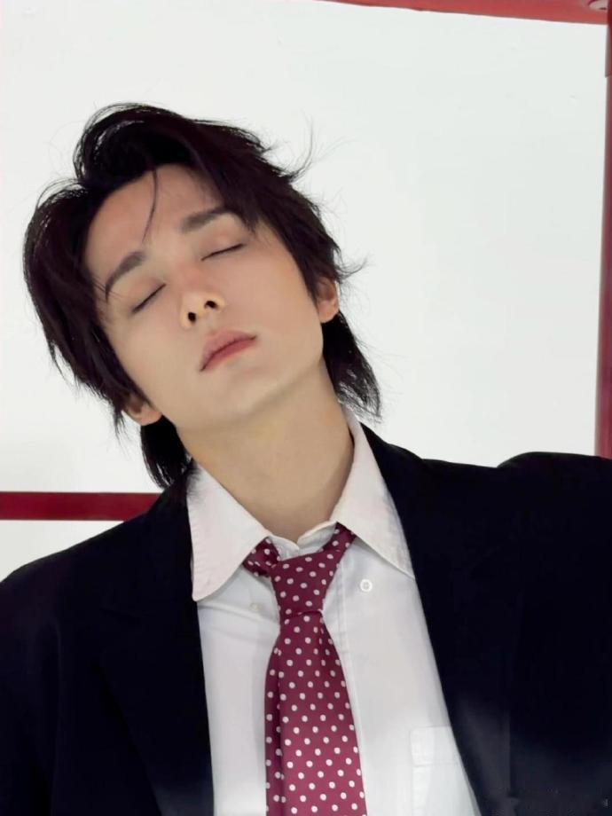 张新成直播复盘2025谁被张新成的复盘直播打动了？这一年他在影视、音乐、综艺多领