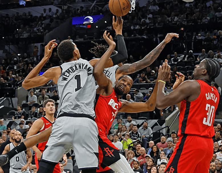 所有的问题都出在乌度卡从来不在进攻端给球员清晰明确的指令，也从来不担责。

