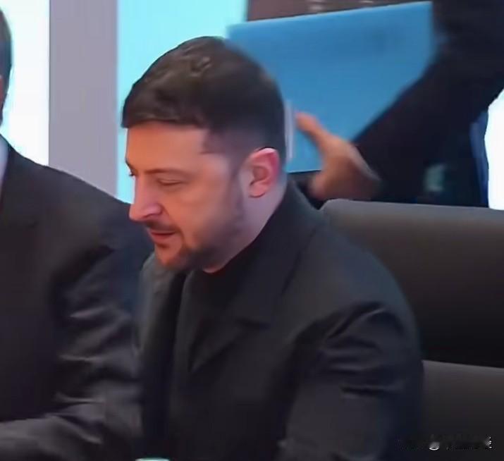 在欧洲峰会上，泽连斯基神态淡定自若，赢得了与会代表的热烈欢迎。然而，在他内心深处
