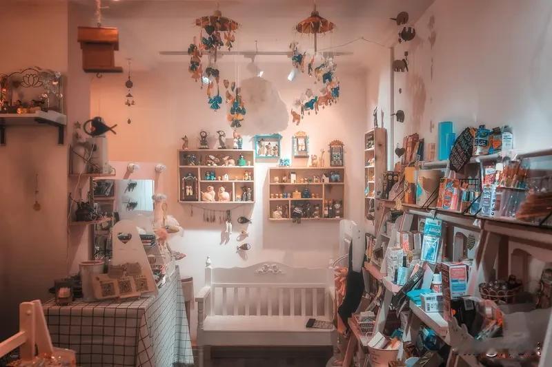 街角那家小店，卖的不是饰品，是高兴

逛街走到拐角，一家巴掌大的饰品店，门口支着