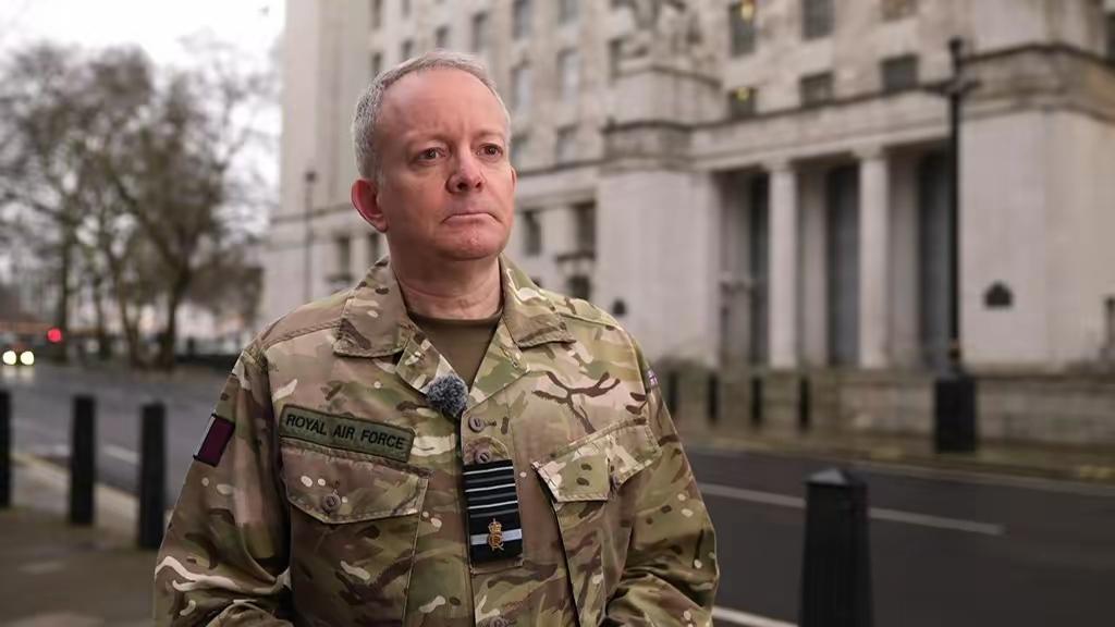 英国最高国防官员预计美国轰炸机将在数日内从英国起飞。国防参谋长理查德·奈顿表示，