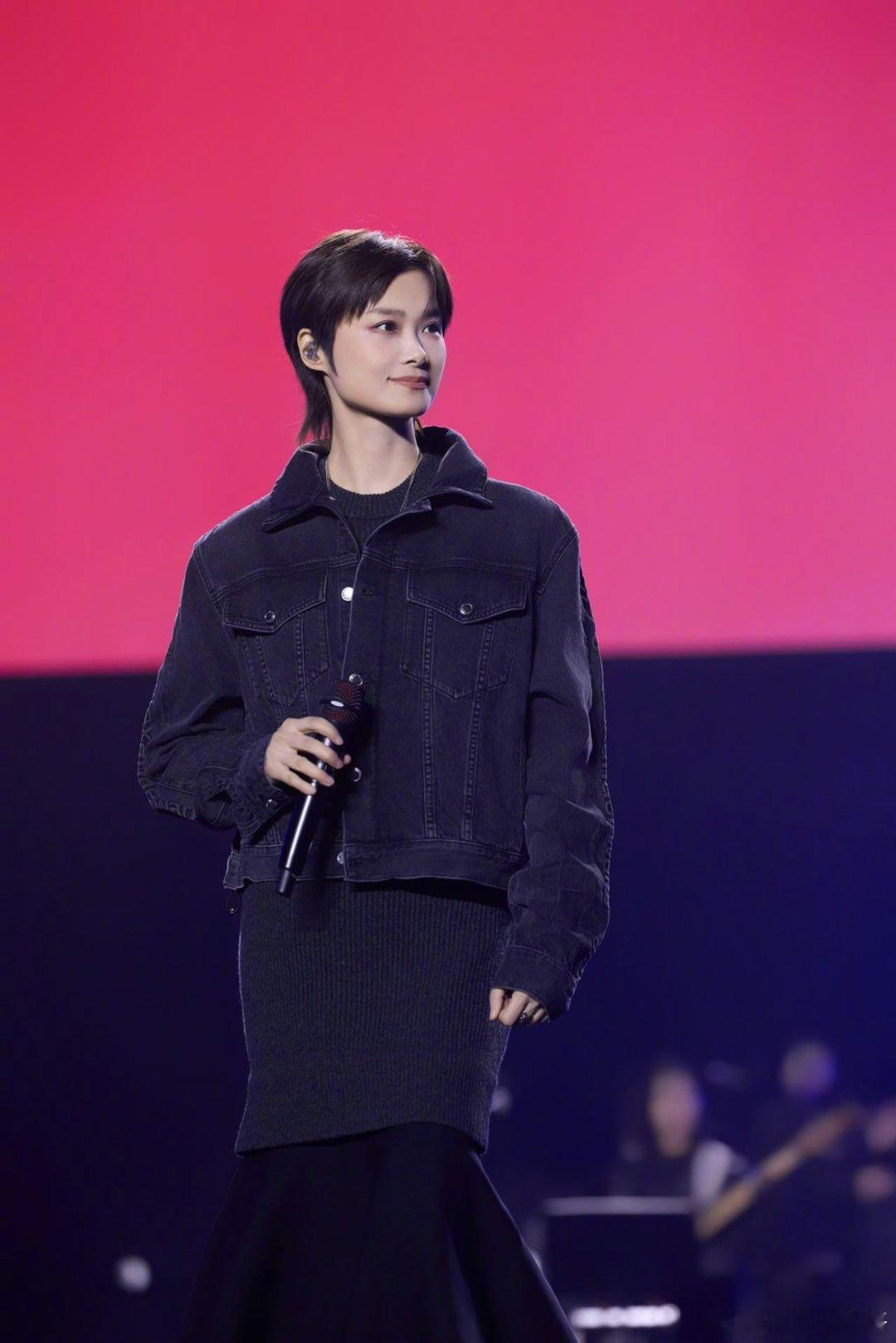 的巡演日常更新啦——掰一碗地道泡馍“充电”！瞧这掰馍的细致劲儿，是在为明晚的演唱