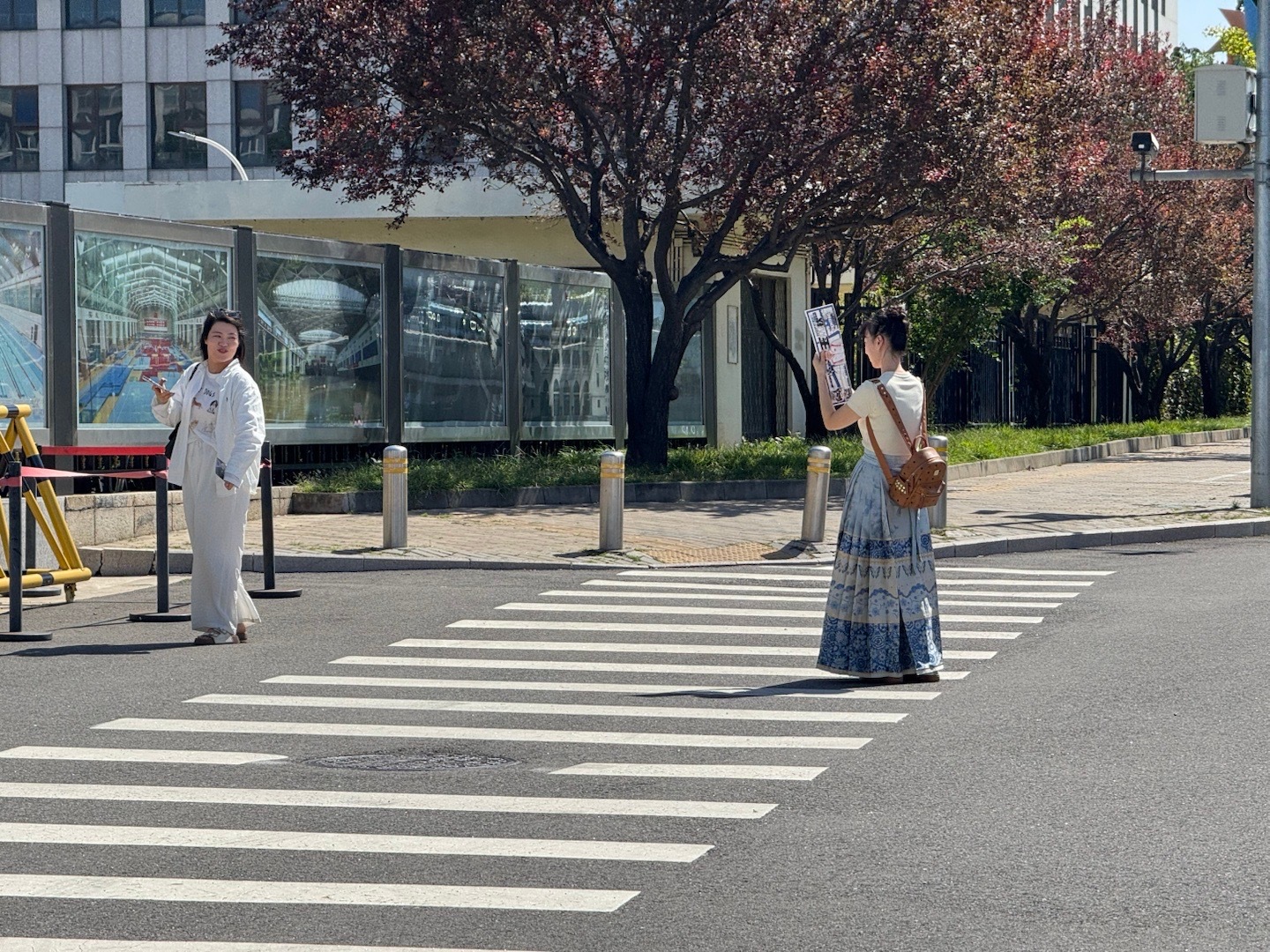城市巡游记 跟朋友从玉桥餐厅坐公交去潘家园，体育局门口看到拍照打卡的，天桥上也有