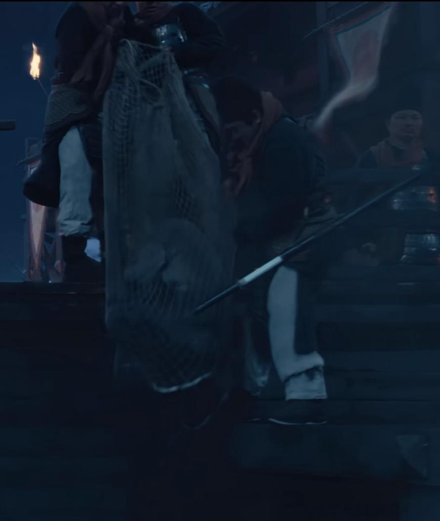 小哥，你的刀要掉出来了，万一砍中钱泓俶，你就惨了