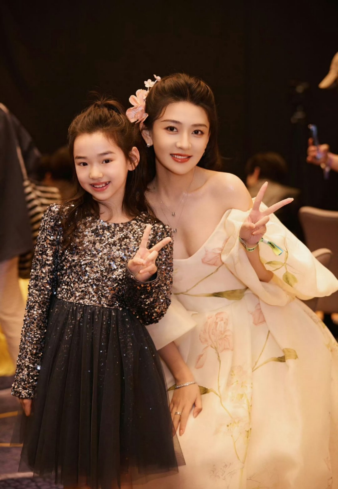 小酒窝晒了17张尖叫之夜合照求一个这样的追星运，太羡慕小酒窝妹妹了