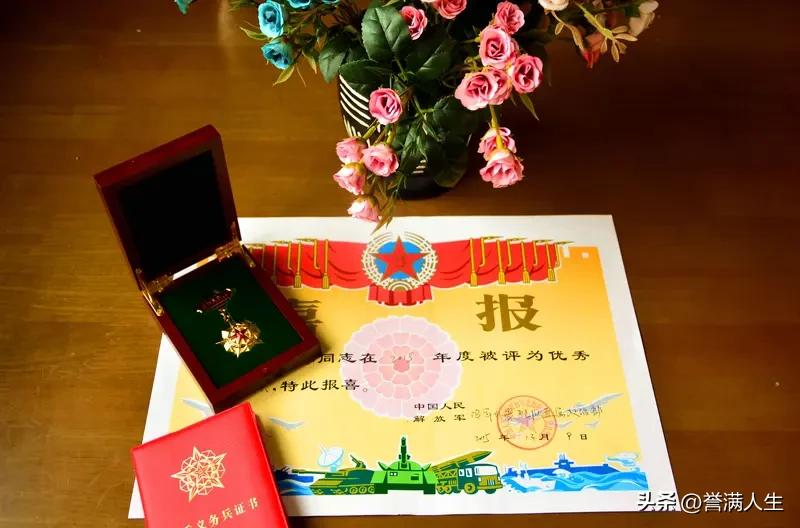 1949年她出生于辽宁大连普通家庭，怀揣着对蓝天的无限向往，投身空军事业。她从空