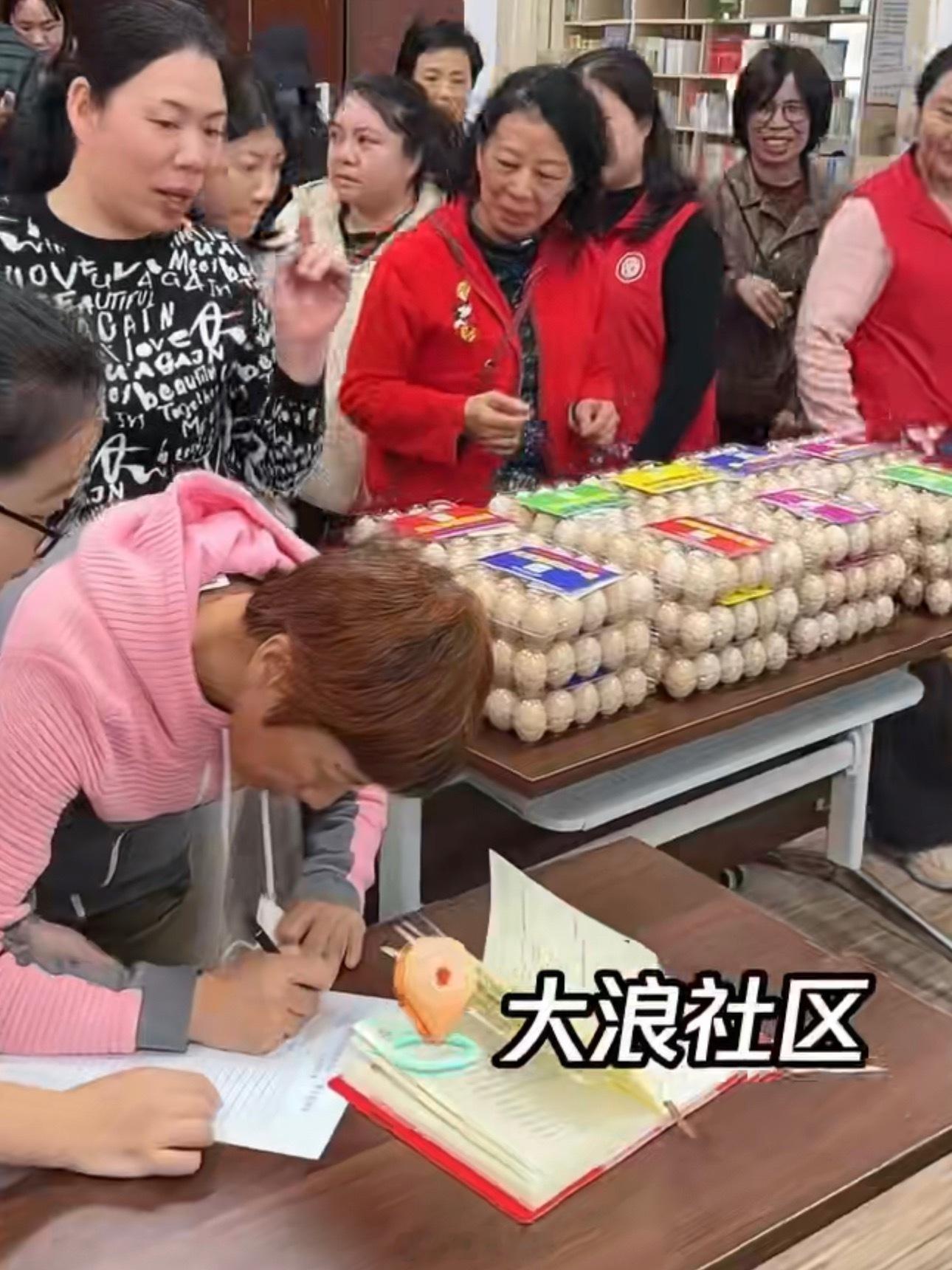 深圳老人微信里都有一个共同好友几颗鸡蛋牵出的暖心巧思！让银发族敢碰AI、会用AI