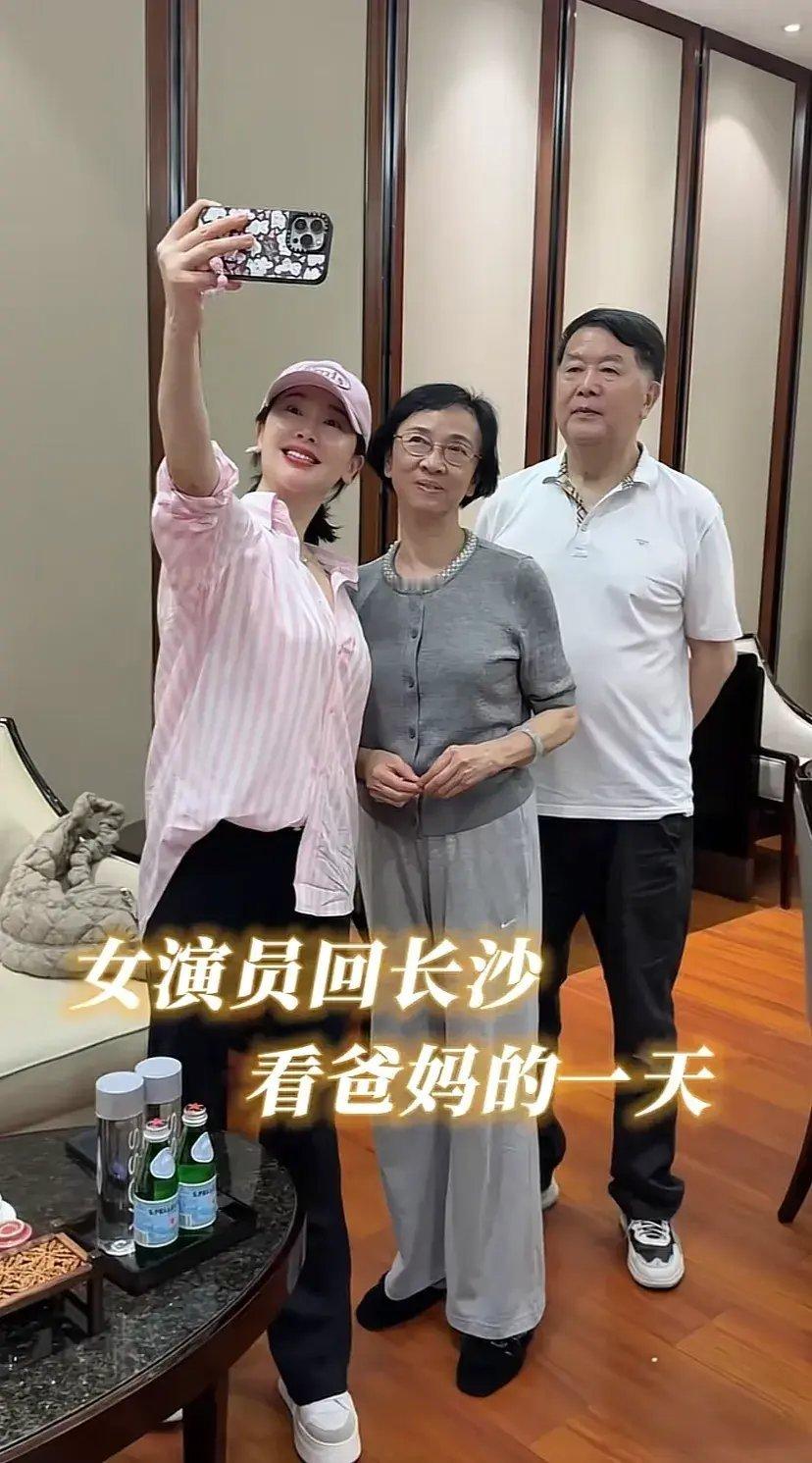 左小青回老家看爸妈，多张小时候照片曝光 父亲工作室也摆满女儿照片，她真是被爱包围