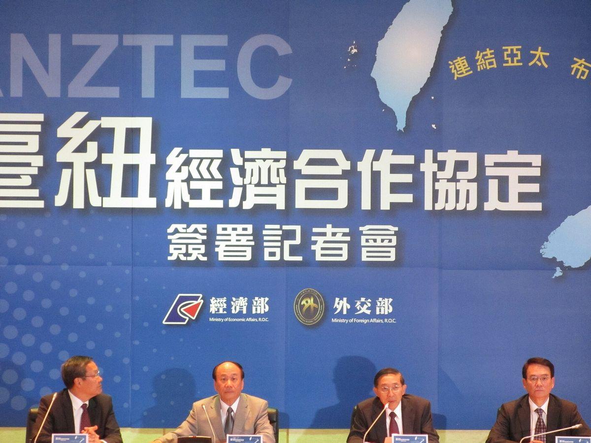 中国外交部发言人林剑曾表明，如果英国政府不批准中国在英国新建大使馆，中国将坚决维