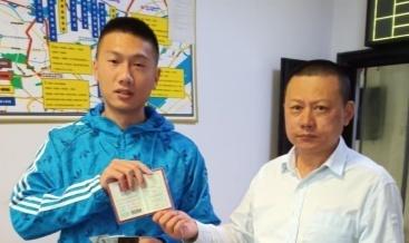 德润江城 【兵哥哥回家探亲弄丢重要证件 公交司机做清洁时帮找回】
“谢谢王师傅，