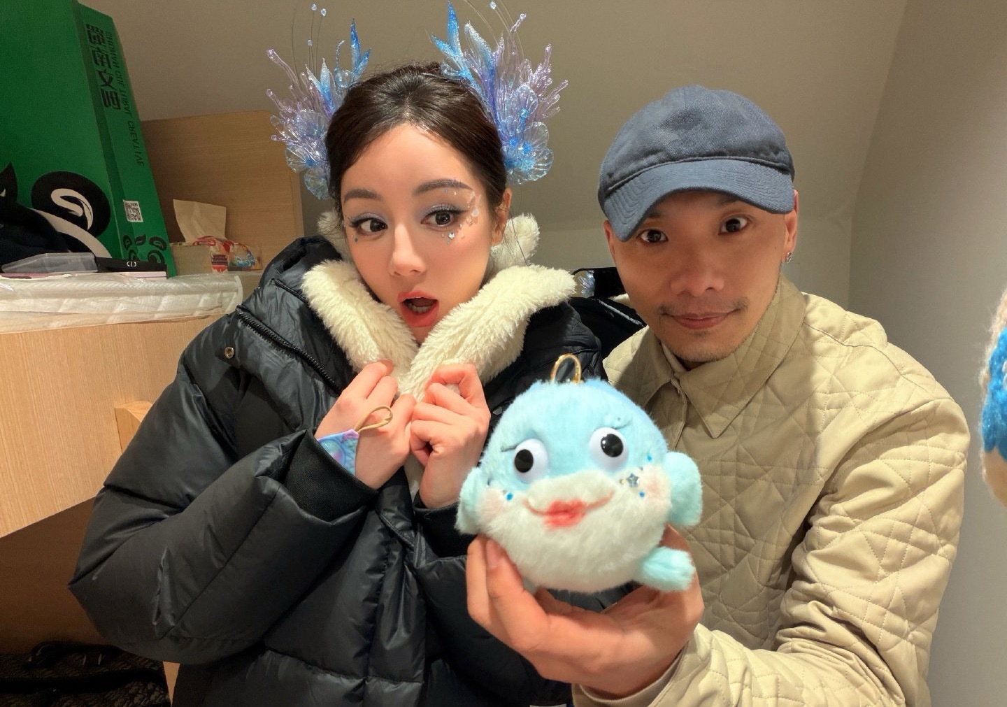 迪丽热巴粉丝因为春晚舞台骂了王亚飞这么久，这次迪丽热巴去时装周合作的还是王亚飞…