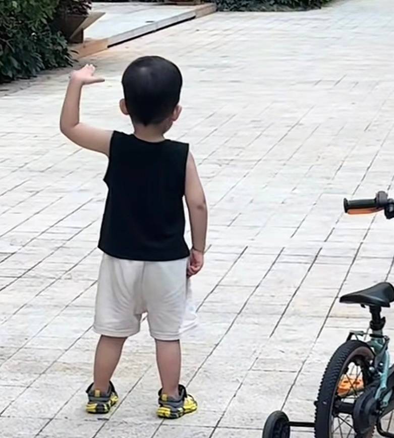 你们保险柜里放什么，我们家放香烟。