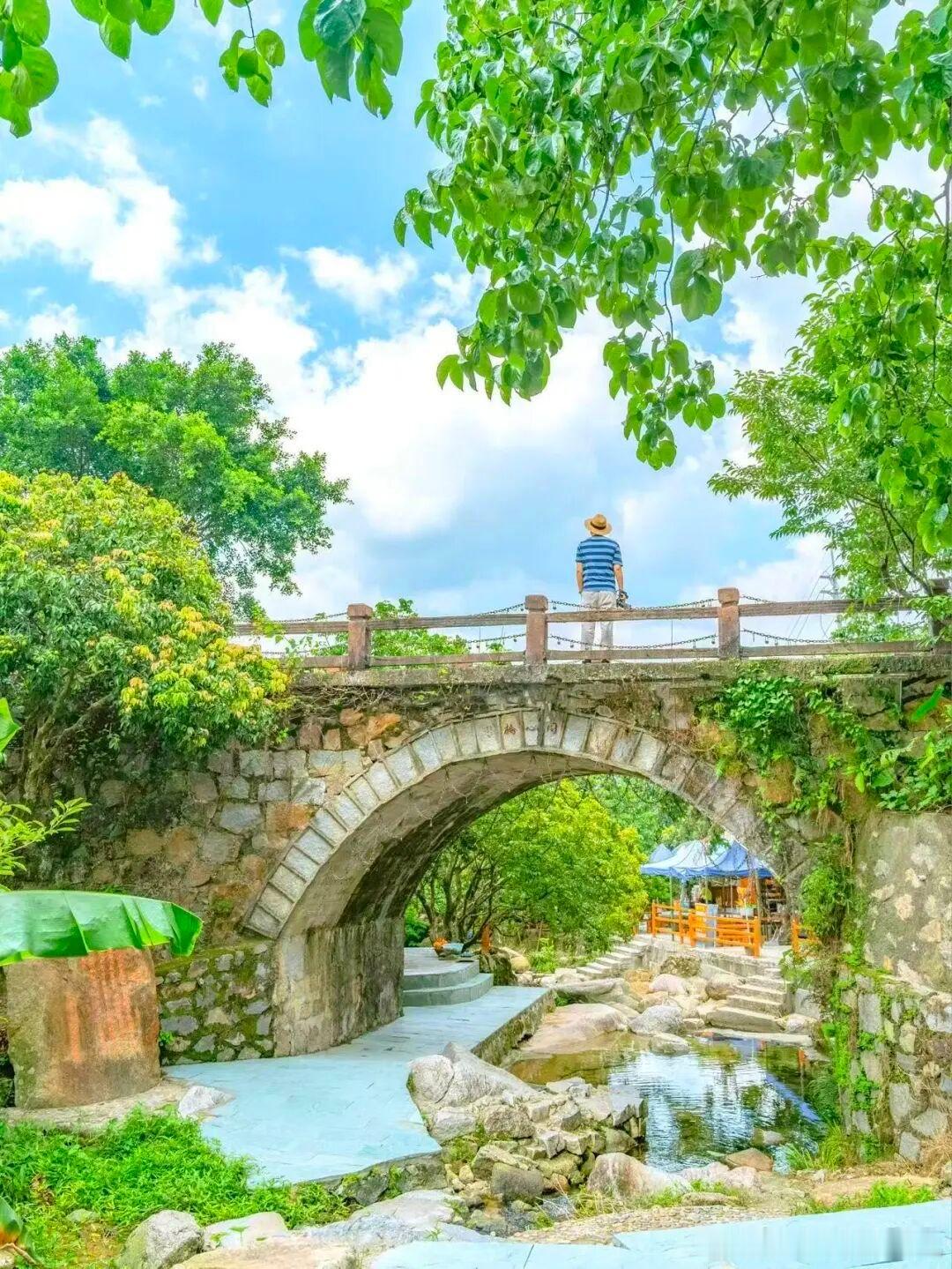 早上好🌤日出、清风、远山，都是生活给的礼物。保持热爱，继续去解锁更多人间烟火与