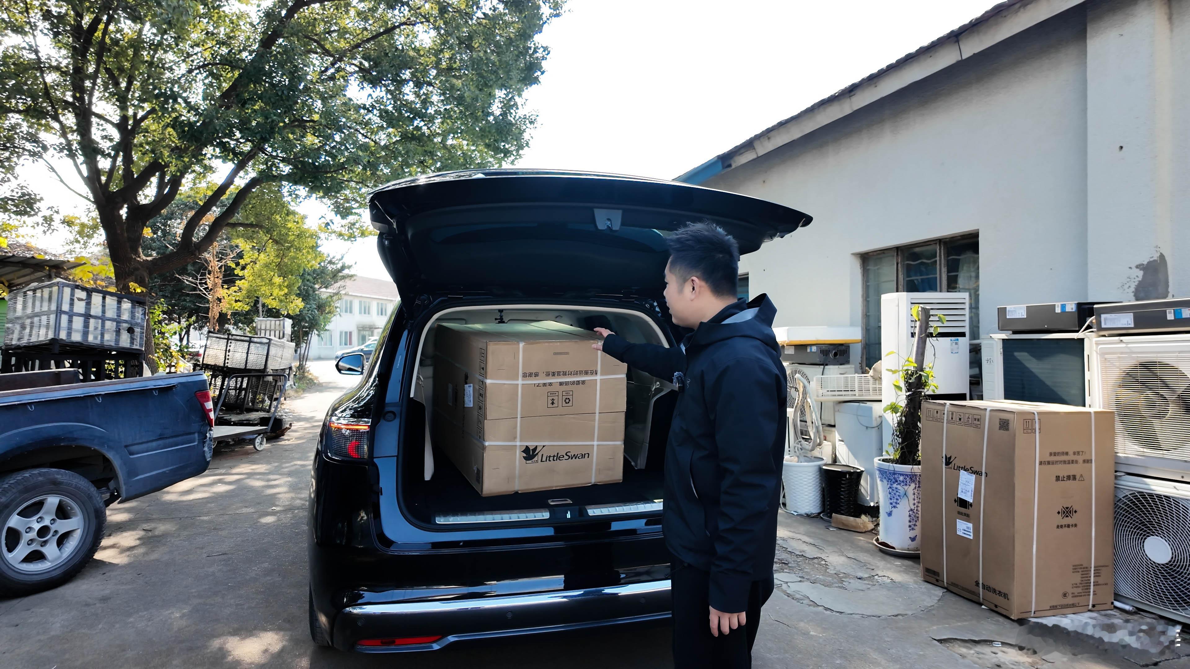 今年这一年我去了民勤治沙，在东北珲春体验巡护员的一天。年尾萌生了再想开着问界M8