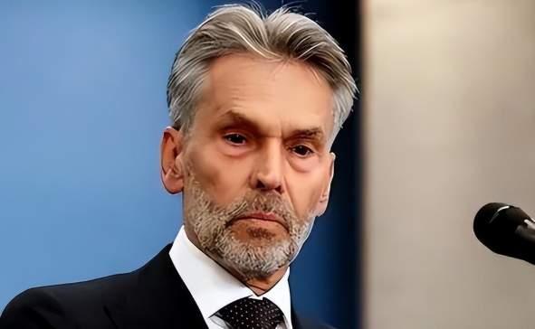 斯霍夫：早知这样，就不抢劫中国企业了。

斯霍夫现在悔得肠子都青了，当初不该动中